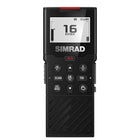 Simrad HS40 trådløst håndsæt i hænderne på en bådsejler