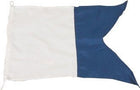1852 signalflag i størrelsen 30x45 cm, præsenteret på en båd i havn.