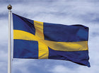 Adela gæste- og signalflag med svensk motif, 240x150 cm, hængende på båd.