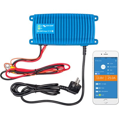 Victron Blue Smart lader monteret i båd, beskyttet mod vand med IP67 rating.