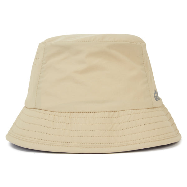 Gill 155 bøllehat i khaki placeret på en båd.