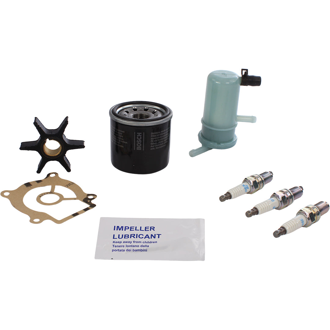 Close-up af SeaTec servicekitdelene, som er nødvendige til Suzuki motorservice.