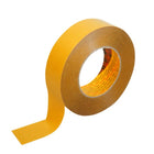 3M sejltape acryl rullet ud på en båd, klar til brug.