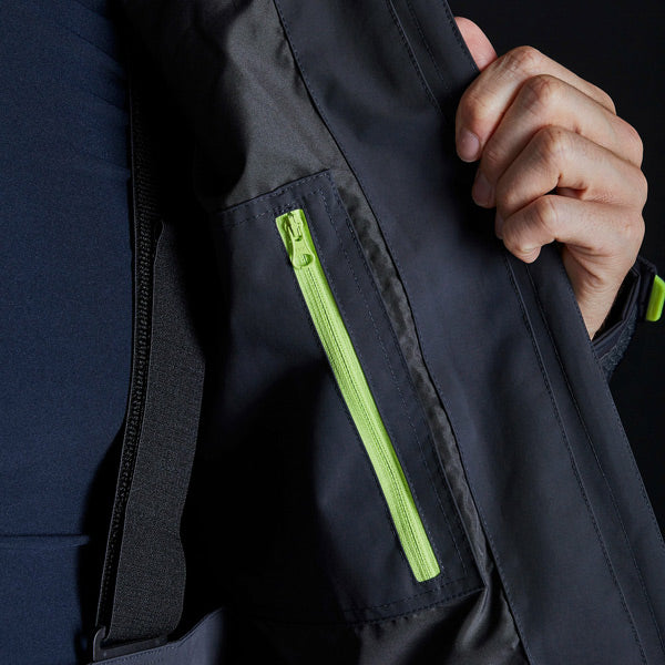 Jakken set fra siden, med fokus på materialet og pasform
